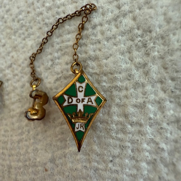 Antique Jr. Catholic Daughters of the Americas 2 & 3 year pins - Picture 4 of 8